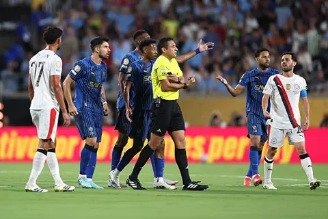 "ليست لمسة يد".. حكم مباراة الهلال ومانشستر سيتي يكشف سبب احتساب هدف سيلفا (صورة)